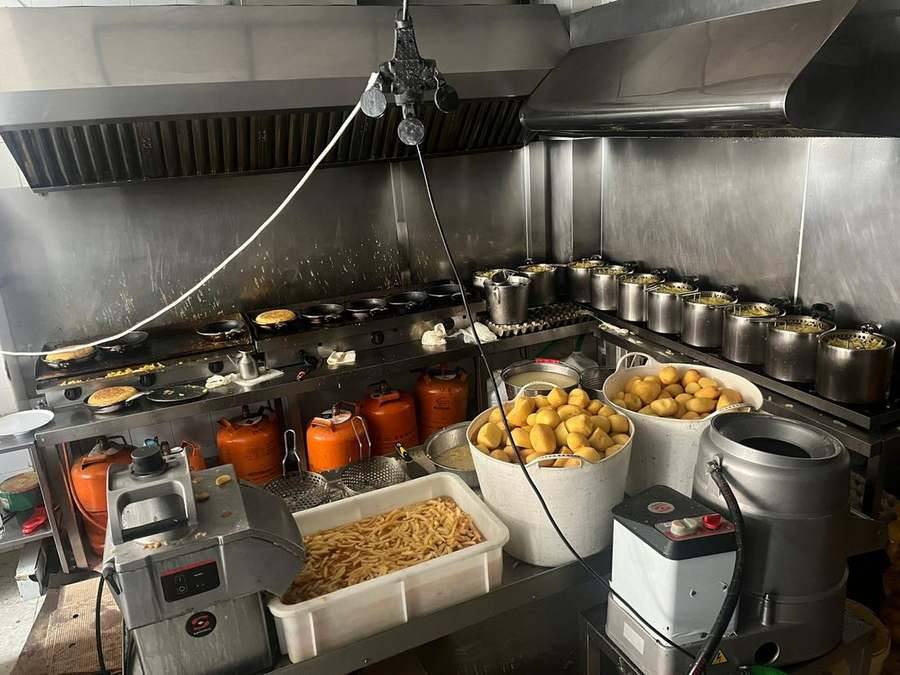 Bandeja de comida casera recién elaborada en La Esperanza, Dos Hermanas